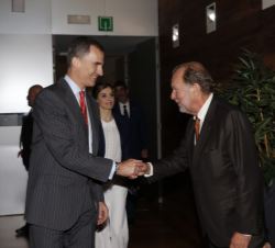 Su Majestad el Rey saluda al presidente del Hipódromo de San Sebastián, Jérôme Carrus